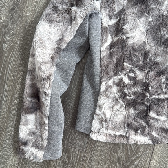 CAbi Faux fur jacket size medium - Picture 6 of 7